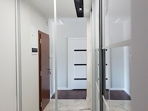 Mieszkanie w Częstochowie - Średni biały z marmurem na podłodze hol / przedpokój, styl minimalistyczny - zdjęcie od manawa studio