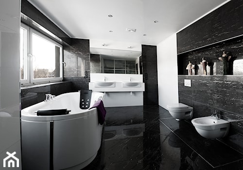 dom aniołowski - Duża z dwoma umywalkami z marmurową podłogą z punktowym oświetleniem łazienka z oknem, styl minimalistyczny - zdjęcie od manawa studio