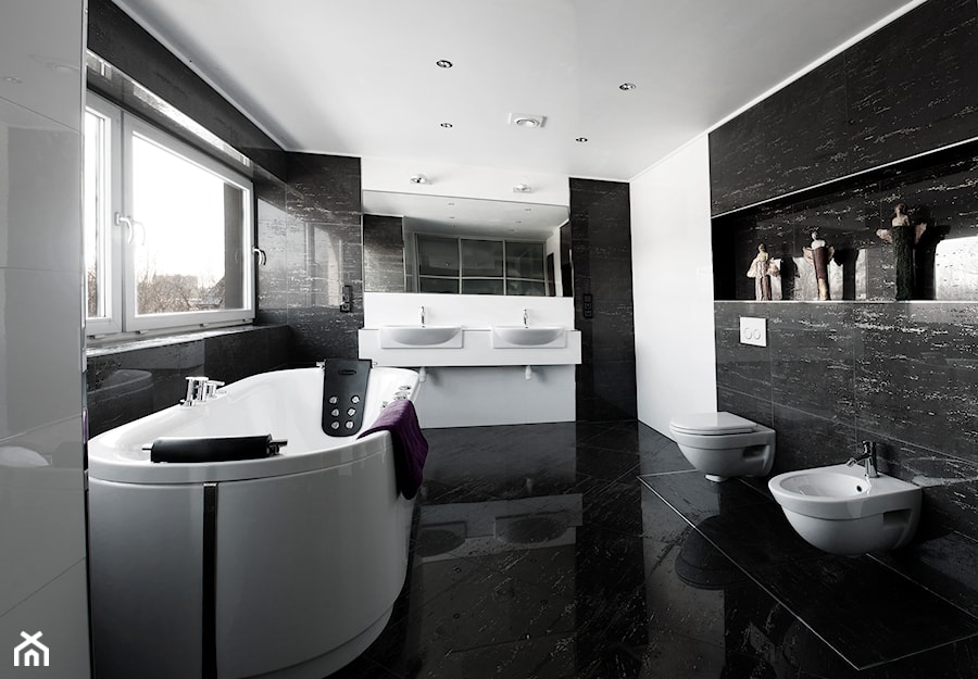 dom aniołowski - Duża z dwoma umywalkami z marmurową podłogą z punktowym oświetleniem łazienka z oknem, styl minimalistyczny - zdjęcie od manawa studio