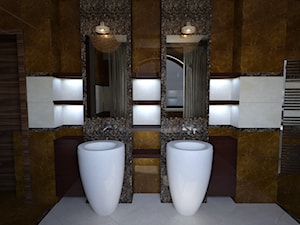 dom klasyczny - Mała na poddaszu z lustrem z dwoma umywalkami łazienka z oknem, styl tradycyjny - zdjęcie od manawa studio