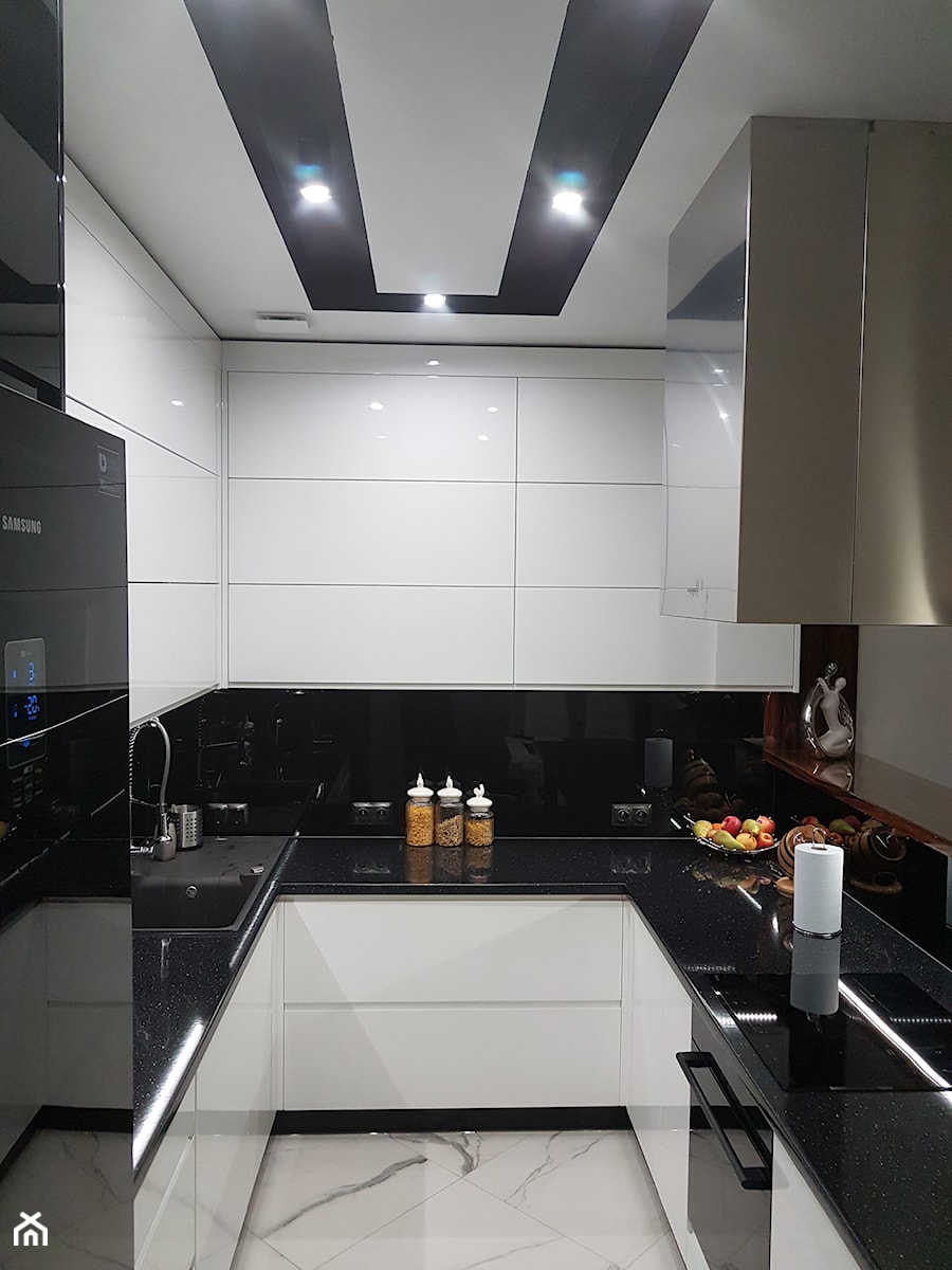 Mieszkanie w Częstochowie - Mała zamknięta z kamiennym blatem czarna z zabudowaną lodówką z nablatowym zlewozmywakiem kuchnia w kształcie litery u z marmurem nad blatem kuchennym, styl nowoczesny - zdjęcie od manawa studio