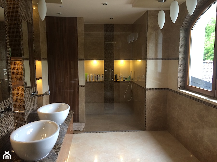 dom klasyczny - Średnia na poddaszu z lustrem z dwoma umywalkami z marmurową podłogą z punktowym oświetleniem łazienka z oknem, styl tradycyjny - zdjęcie od manawa studio