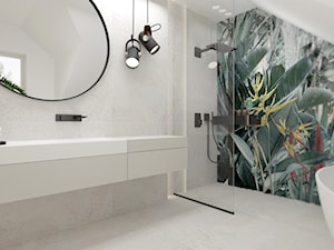 DOM W WILKOWICACH - Średnia na poddaszu z lustrem łazienka z oknem - zdjęcie od MANUKA pracownia projektowa