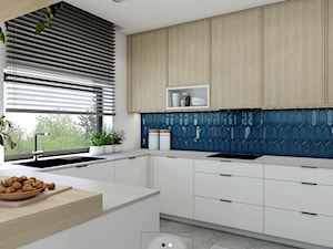 Jasna kuchnia z niebieskim akcentem - zdjęcie od IJ Studio