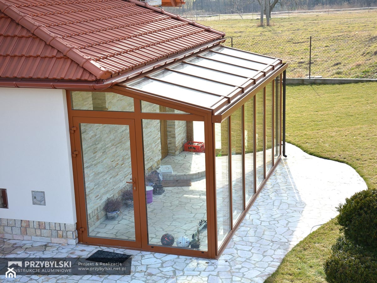Ogród zimowy z tyłu domu - zdjęcie od Przybylski Ogrody Zimowe & Konstrukcje aluminiowo-szklane - Homebook