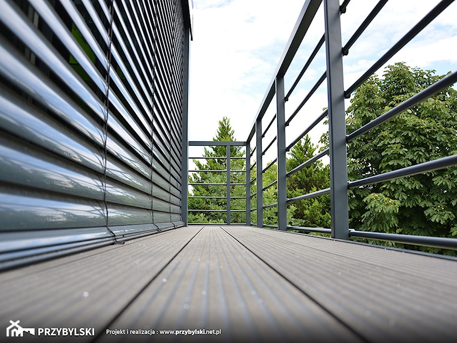 Podwieszony balkon wyłożyliśmy deskami kompozytowymi. - zdjęcie od Przybylski Ogrody Zimowe & Konstrukcje aluminiowo-szklane