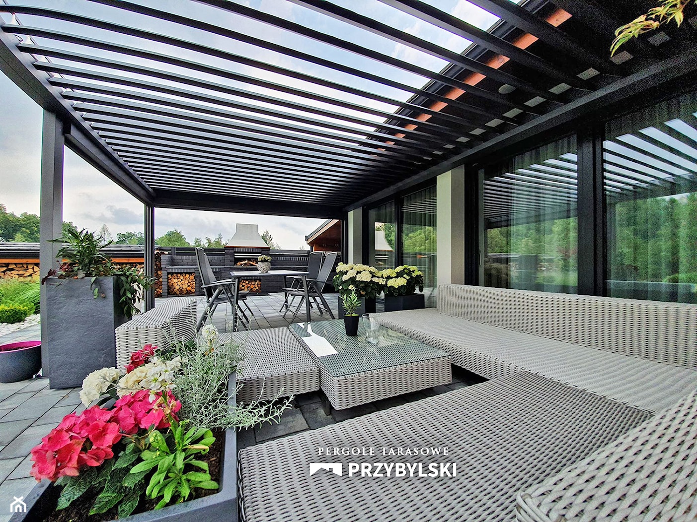 Pergola z aluminiowymi lamelami - zdjęcie od Przybylski Ogrody Zimowe & Konstrukcje aluminiowo-szklane - Homebook