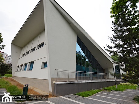 Aranżacje wnętrz - Wnętrza publiczne: Dawne kino Ugorek Kraków Nowa Huta - fasada szklana - Przybylski Ogrody Zimowe & Konstrukcje aluminiowo-szklane. Przeglądaj, dodawaj i zapisuj najlepsze zdjęcia, pomysły i inspiracje designerskie. W bazie mamy już prawie milion fotografii!