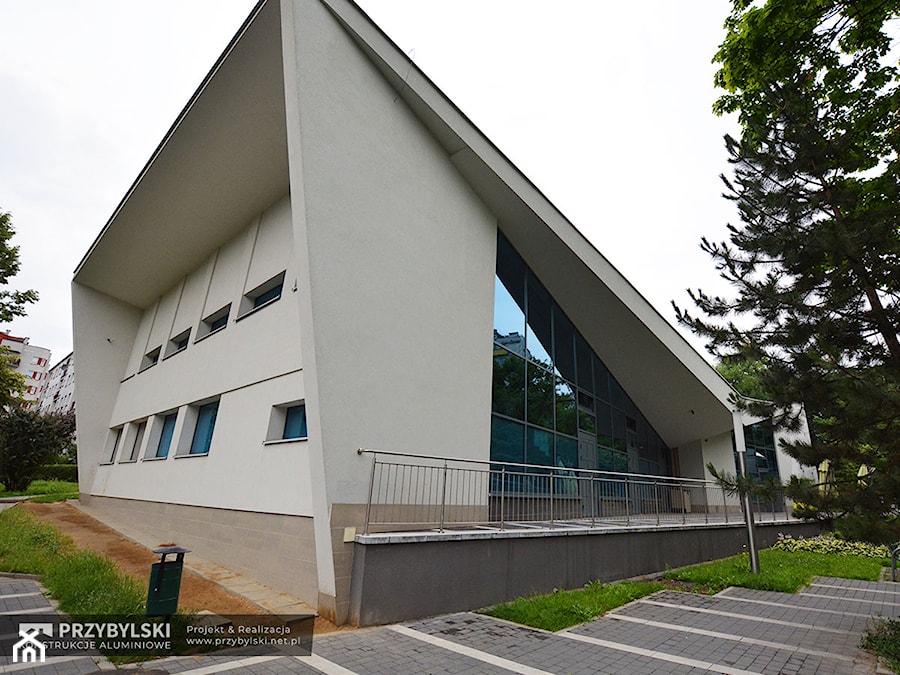 Dawne kino Ugorek Kraków Nowa Huta - fasada szklana - zdjęcie od Przybylski Ogrody Zimowe & Konstrukcje aluminiowo-szklane