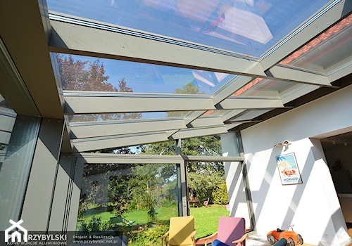 Przeszklony dach w salonie - zdjęcie od Przybylski Ogrody Zimowe & Konstrukcje aluminiowo-szklane