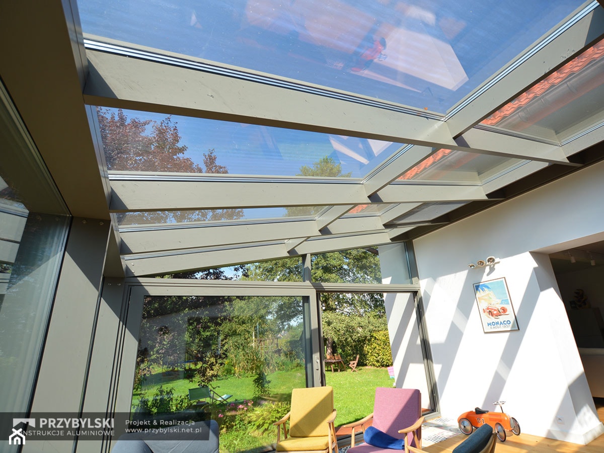 Przeszklony dach w salonie - zdjęcie od Przybylski Ogrody Zimowe & Konstrukcje aluminiowo-szklane - Homebook