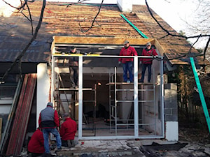 Metamorfoza w trakcie :) wycięta dziura, dach przygotowany i rozpoczęty montaż okien. Realizacja firma Przybylski (www.przybylski.net.pl) - zdjęcie od Przybylski Ogrody Zimowe & Konstrukcje aluminiowo-szklane