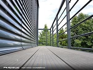 Podwieszony balkon wyłożyliśmy deskami kompozytowymi. - zdjęcie od Przybylski Ogrody Zimowe & Konstrukcje aluminiowo-szklane