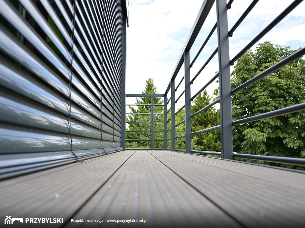Podwieszony balkon wyłożyliśmy deskami kompozytowymi. - zdjęcie od Przybylski Ogrody Zimowe & Konstrukcje aluminiowo-szklane - Homebook