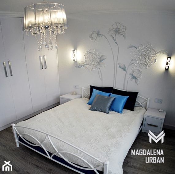 KWIATOWA ŚCIANA W SYPIALNI - Mała biała sypialnia, styl glamour - zdjęcie od urbaninteriorspl