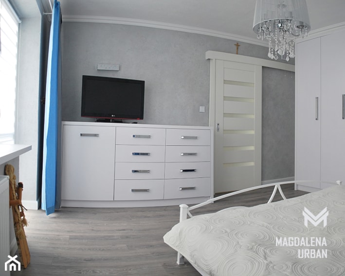 KWIATOWA ŚCIANA W SYPIALNI - Średnia szara sypialnia, styl glamour - zdjęcie od urbaninteriorspl