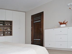 JASNA SYPIALNIA - Średnia beżowa sypialnia, styl nowoczesny - zdjęcie od urbaninteriorspl