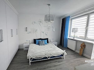 KWIATOWA ŚCIANA W SYPIALNI - Średnia biała sypialnia z balkonem / tarasem, styl glamour - zdjęcie od urbaninteriorspl