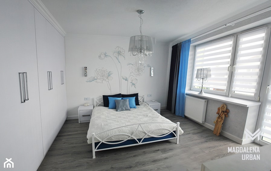 KWIATOWA ŚCIANA W SYPIALNI - Średnia biała sypialnia z balkonem / tarasem, styl glamour - zdjęcie od urbaninteriorspl