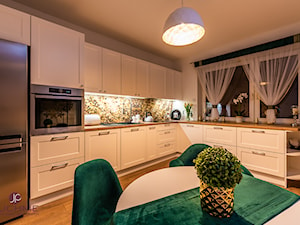 kuchnia Pani Eweliny - Średnia otwarta z salonem biała z zabudowaną lodówką z lodówką wolnostojącą z nablatowym zlewozmywakiem kuchnia w kształcie litery l z oknem - zdjęcie od jpkuchnie