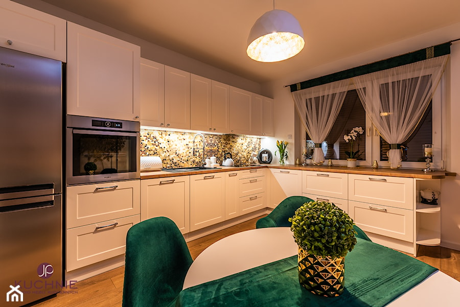 kuchnia Pani Eweliny - Średnia otwarta z salonem biała z zabudowaną lodówką z lodówką wolnostojącą z nablatowym zlewozmywakiem kuchnia w kształcie litery l z oknem - zdjęcie od jpkuchnie