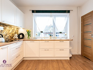 kuchnia Pani Eweliny - Duża zamknięta biała z zabudowaną lodówką kuchnia w kształcie litery l z oknem - zdjęcie od jpkuchnie