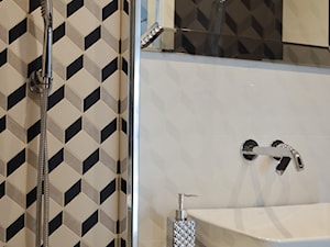 Realizacja BlackSwan - Mała bez okna z lustrem łazienka, styl glamour - zdjęcie od KODY Wnętrza | projektowanie wnętrz i doradztwo