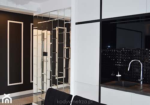 Realizacja BlackSwan - Mały biały czarny hol / przedpokój, styl glamour - zdjęcie od KODY Wnętrza | projektowanie wnętrz i doradztwo