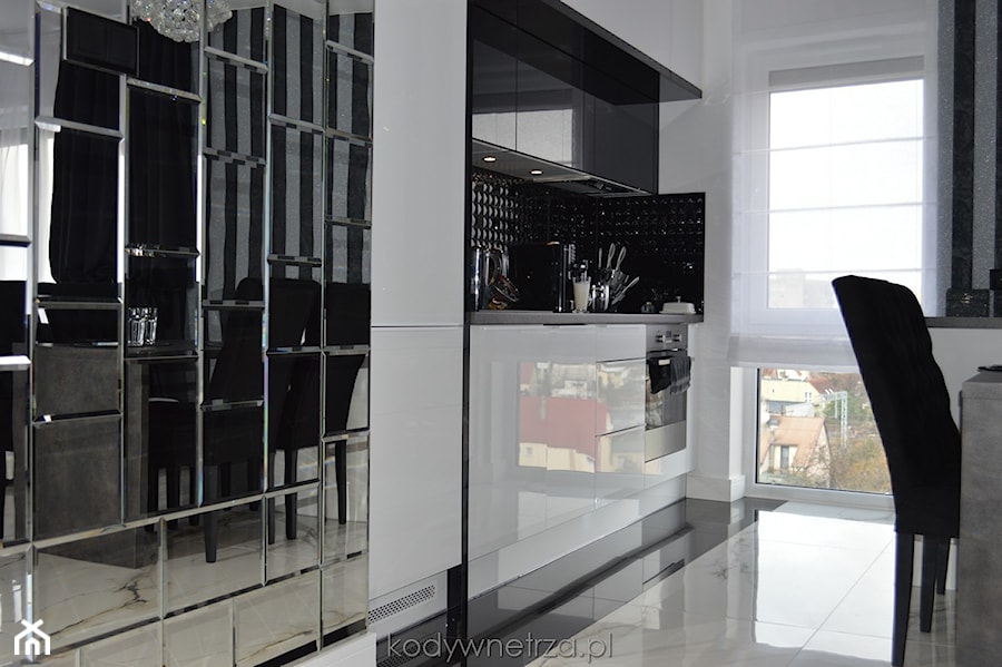 Realizacja BlackSwan - Średnia otwarta z kamiennym blatem biała z zabudowaną lodówką kuchnia jednorzędowa z oknem, styl glamour - zdjęcie od KODY Wnętrza | projektowanie wnętrz i doradztwo