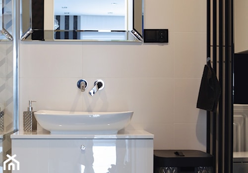 Realizacja BlackSwan - Mała łazienka, styl glamour - zdjęcie od KODY Wnętrza | projektowanie wnętrz i doradztwo