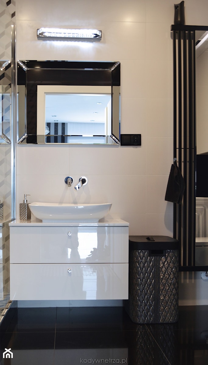 Realizacja BlackSwan - Mała łazienka, styl glamour - zdjęcie od KODY Wnętrza | projektowanie wnętrz i doradztwo