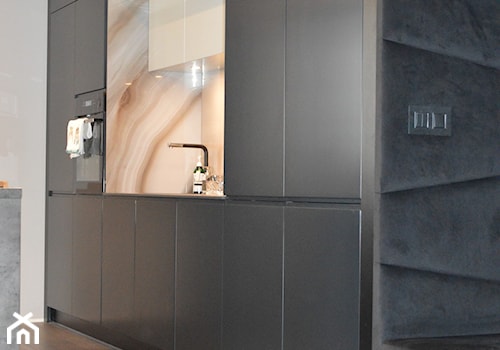 Realizacja BlackElipse - Średnia otwarta z kamiennym blatem szara z zabudowaną lodówką kuchnia jednorzędowa z wyspą lub półwyspem z marmurem nad blatem kuchennym, styl nowoczesny - zdjęcie od KODY Wnętrza | projektowanie wnętrz i doradztwo