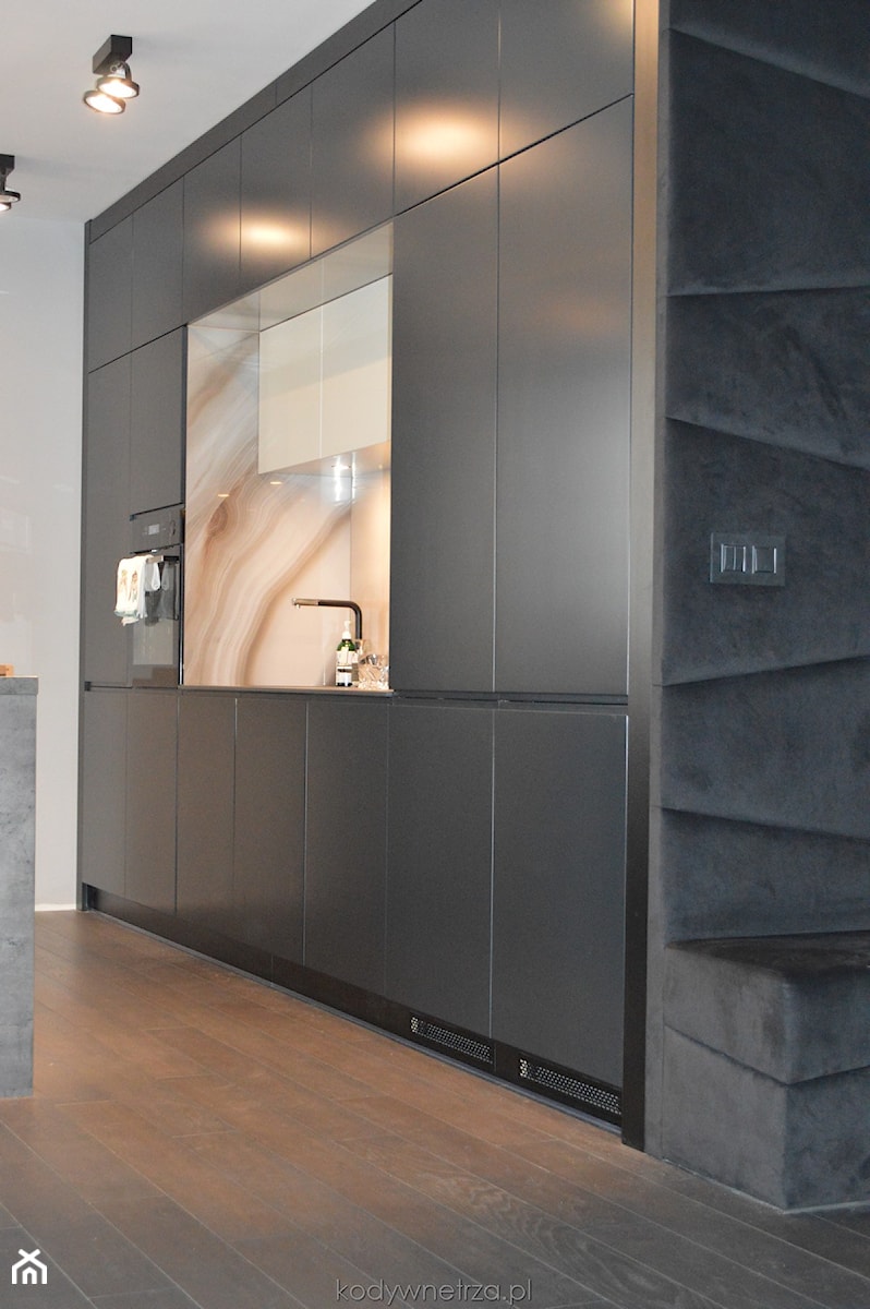 Realizacja BlackElipse - Średnia otwarta z kamiennym blatem szara z zabudowaną lodówką kuchnia jednorzędowa z wyspą lub półwyspem z marmurem nad blatem kuchennym, styl nowoczesny - zdjęcie od KODY Wnętrza | projektowanie wnętrz i doradztwo