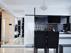 Realizacja BlackSwan - Średnia otwarta z salonem biała czarna z zabudowaną lodówką kuchnia jednorzędowa z oknem, styl glamour - zdjęcie od KODY Wnętrza | projektowanie wnętrz i doradztwo