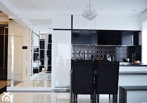 Realizacja BlackSwan - Średnia otwarta z salonem biała czarna z zabudowaną lodówką kuchnia jednorzędowa z oknem, styl glamour - zdjęcie od KODY Wnętrza | projektowanie wnętrz i doradztwo