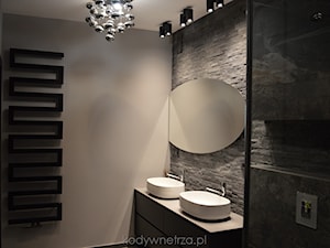 Realizacja BlackElipse - Mała na poddaszu bez okna z lustrem z dwoma umywalkami łazienka, styl nowoczesny - zdjęcie od KODY Wnętrza | projektowanie wnętrz i doradztwo