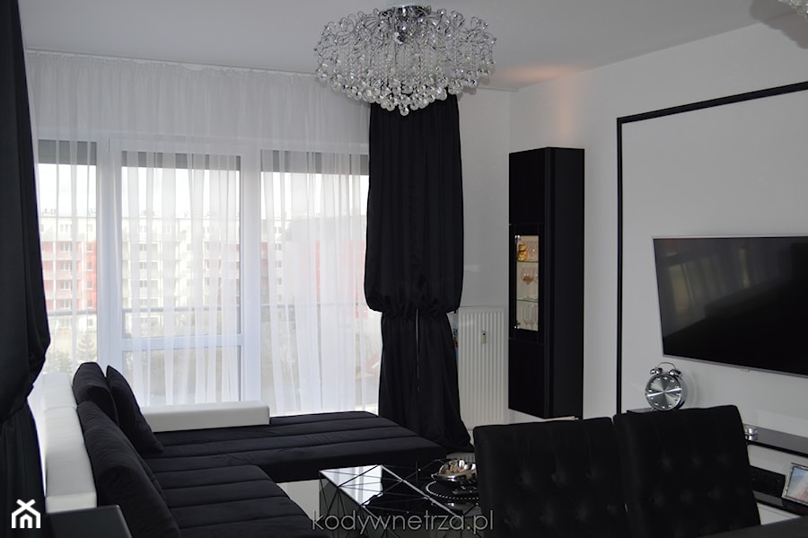 Realizacja BlackSwan - Mały biały salon, styl glamour - zdjęcie od KODY Wnętrza | projektowanie wnętrz i doradztwo