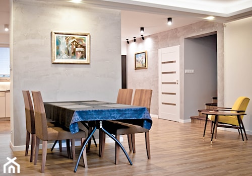 MURO_Łódź_Rojna - Mały szary salon z jadalnią, styl nowoczesny - zdjęcie od MUROarchitekci