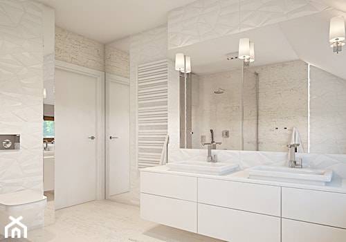 002 - Średnia na poddaszu z lustrem z dwoma umywalkami z marmurową podłogą z punktowym oświetleniem łazienka z oknem, styl nowoczesny - zdjęcie od SzklarczykDesign