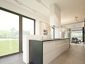 Średnia otwarta z salonem biała kuchnia w kształcie litery l dwurzędowa z oknem, styl nowoczesny - zdjęcie od SzklarczykDesign