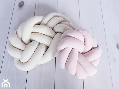 Aranżacje wnętrz - Pokój dziecka: KNOT PILLOW / PODUSZKA SUPEŁ / SWIRL / KNOT - Dominika Giełażyn. Przeglądaj, dodawaj i zapisuj najlepsze zdjęcia, pomysły i inspiracje designerskie. W bazie mamy już prawie milion fotografii!