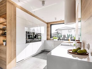 Otwarta kuchnia z narożnym oknem - zdjęcie od Jarosław Werner