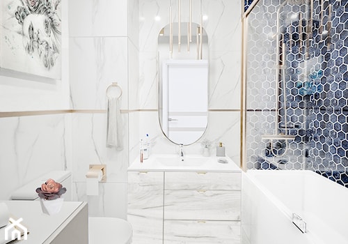 Triestino - Mała bez okna z lustrem z marmurową podłogą z punktowym oświetleniem łazienka, styl glamour - zdjęcie od Vimko Projektowanie Wnętrz