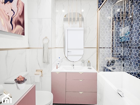 Aranżacje wnętrz - Łazienka: Mała różowa łazienka z dodatkami złota - Vimko Projektowanie Wnętrz. Przeglądaj, dodawaj i zapisuj najlepsze zdjęcia, pomysły i inspiracje designerskie. W bazie mamy już prawie milion fotografii!