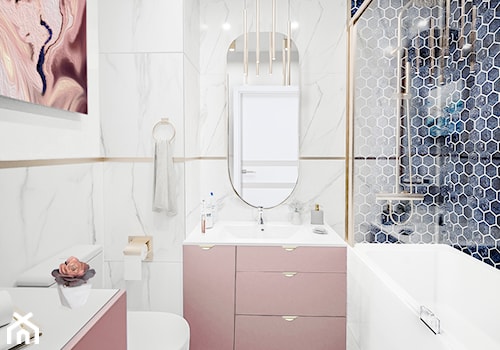 Mała różowa łazienka z dodatkami złota - zdjęcie od Vimko Projektowanie Wnętrz