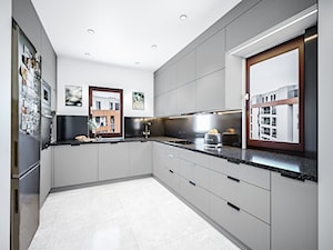 Black andromeda - Duża zamknięta z kamiennym blatem biała czarna z zabudowaną lodówką z podblatowym zlewozmywakiem kuchnia w kształcie litery u z oknem, styl nowoczesny - zdjęcie od Vimko Projektowanie Wnętrz