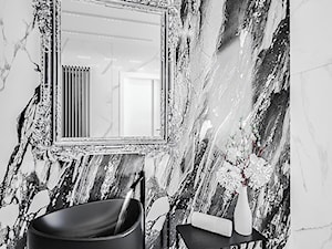Tele Di Marmo - Mała bez okna z lustrem z marmurową podłogą łazienka, styl glamour - zdjęcie od Vimko Projektowanie Wnętrz