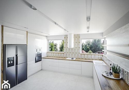 Przestronna biała kuchnia - Duża otwarta z salonem beżowa biała z zabudowaną lodówką z lodówką wolnostojącą z nablatowym zlewozmywakiem kuchnia w kształcie litery u z oknem, styl skandynawski - zdjęcie od Vimko Projektowanie Wnętrz