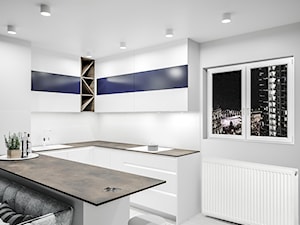 Ossido - Średnia otwarta z salonem z kamiennym blatem biała z zabudowaną lodówką z nablatowym zlewozmywakiem kuchnia w kształcie litery u z oknem, styl nowoczesny - zdjęcie od Vimko Projektowanie Wnętrz