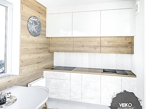 Mała kuchnia z betonowymi frontami - Mała zamknięta biała z zabudowaną lodówką z nablatowym zlewozmywakiem kuchnia jednorzędowa z oknem, styl nowoczesny - zdjęcie od Vimko Projektowanie Wnętrz